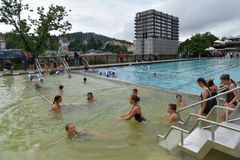 Schillerová otevřela "státní" bazén Thermal. Má opět i část s horkou vřídelní vodou