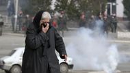 Vojáci mezinárodních jednotek v bojích s demonstranty použili slzný plyn.