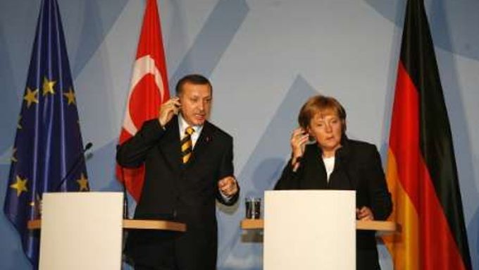 Turecký premiér Recep Tayyip Erdogan při jednání s německou kancléřkou Angelou Merkelovou.