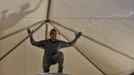 Magician David Blaine performs a demonstration of his upcoming performance "Electrified" during a press briefing in New York, October 2, 2012. During the performance Blaine will wear a custom made metal suit while standing on a 20-foot-high (6 meter) platform on New York City's Pier 54 on the edge of the Hudson River while surrounded by seven metallic orbs, or tesla coils, that will stream 1 million volts of electricity around him for 3 days and nights. REUTERS/Mike Segar (UNITED STATES - Tags: SOCIETY ENTERTAINMENT) Published: Říj. 2, 2012, 6:50 odp.