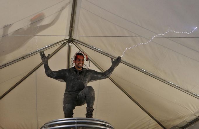 Magician David Blaine performs a demonstration of his upcoming performance "Electrified" during a press briefing in New York, October 2, 2012. During the performance Blaine will wear a custom made metal suit while standing on a 20-foot-high (6 meter) platform on New York City's Pier 54 on the edge of the Hudson River while surrounded by seven metallic orbs, or tesla coils, that will stream 1 million volts of electricity around him for 3 days and nights. REUTERS/Mike Segar (UNITED STATES - Tags: SOCIETY ENTERTAINMENT) Published: Říj. 2, 2012, 6:50 odp.