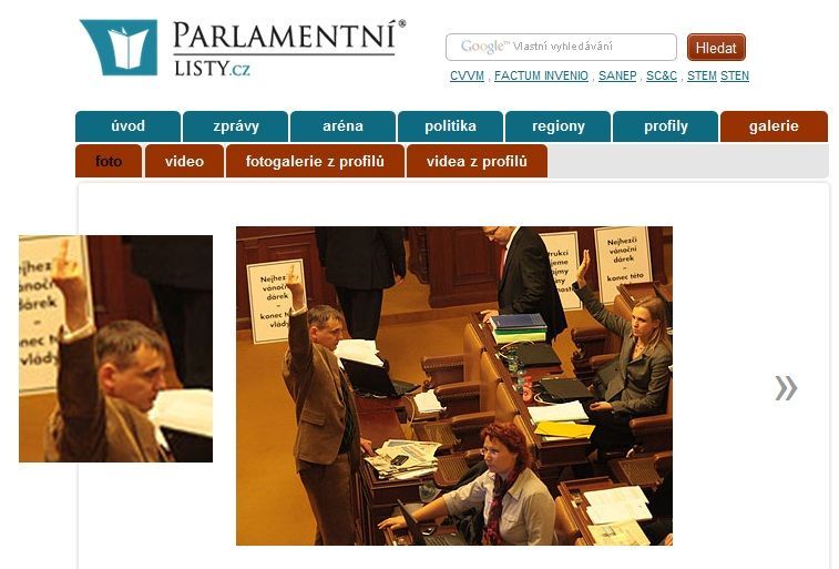 Parlamentní listy vyfotily Víta Bártu a jeho prostředníček