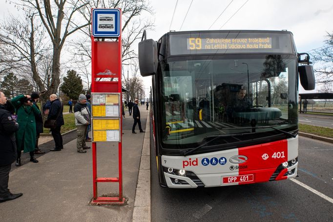 Trolejbusy Škoda Solaris 24, které jezdí z pražského letiště na lince 59 do Nádraží Veleslavín.