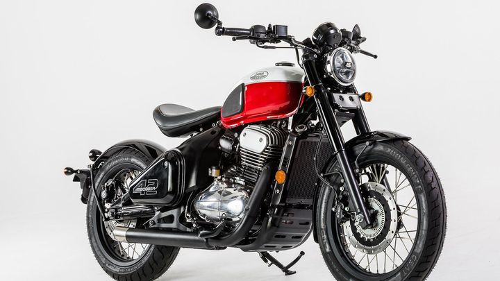 Už žádné retro, nová Jawa Geeny jde jiným směrem. Na Motosalonu je i nový Pérák