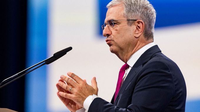 Bývalý generální ředitel společnosti Nestlé Laurent Freixe se účastní výroční valné hromady Nestlé v Ecublens nedaleko Lausanne ve Švýcarsku, 16. dubna 2025.