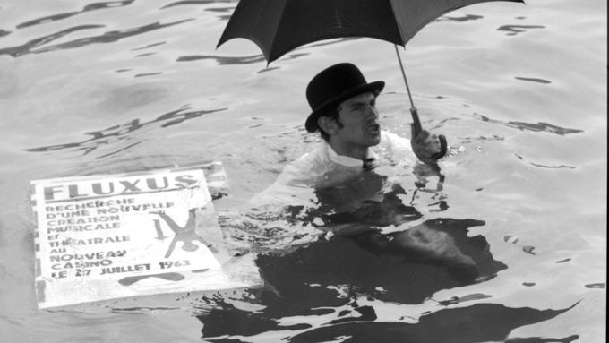 Ben Vautier při performanci BEN TRAVERSERA LE PORT DE NICE A LA NAGE – přeplavání přístavu v Nice, 26. července 1963, Fluxus Festival d’Art Total (et du Comportement).