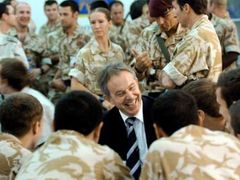Tony Blair mezi britskými vojáky při poslední návštěvě Iráku.