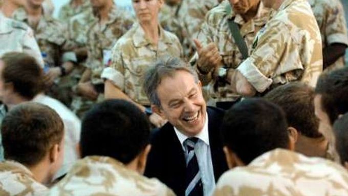 V půli května se Tony Blair loučil také v Iráku. Na snímku mezi britskými vojáky v Basře.