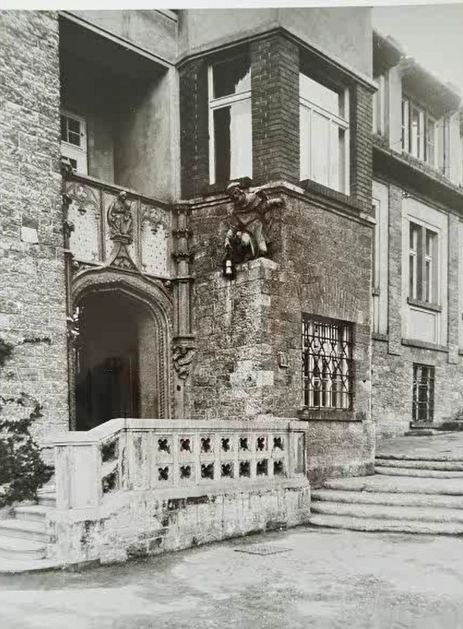 Demolici vily, o kterou zažádala manželka spolumajitele Penty Valéria Haščáková, se teď snaží zabránit pražský primátor, Praha 5 i památkáři. Podle místopředsedkyně Klubu Za starou Prahu Kateřiny Bečkové naděje umírá poslední, v následujících větách ale shrnuje, proč by zvrácení demolice bylo spíše zázrakem: "Památkáři ani veřejnost nemají žádný účinný legislativní prostředek, jak verdikt stavebního úřadu odvrátit. Pokusu o 'účelové' prohlášení stavby v okamžiku ohrožení za kulturní památku se ministerstvo kultury vždy bránilo, a pokud se tak přece stalo, ministr kultury jej pak v odvolání zrušil s dovětkem, že 'majitel nechráněné stavby měl legitimní očekávání, že ji bude moci zbořit' (případ pozdně funkcionalistické vily Na Petřinách 7). Dům v ulici Na Výšince ve vilové kolonii Hřebenky by tedy mohl zachránit jen zázrak, například že majitel od demolice ustoupí sám." | Foto: Janatkovi (archiv)