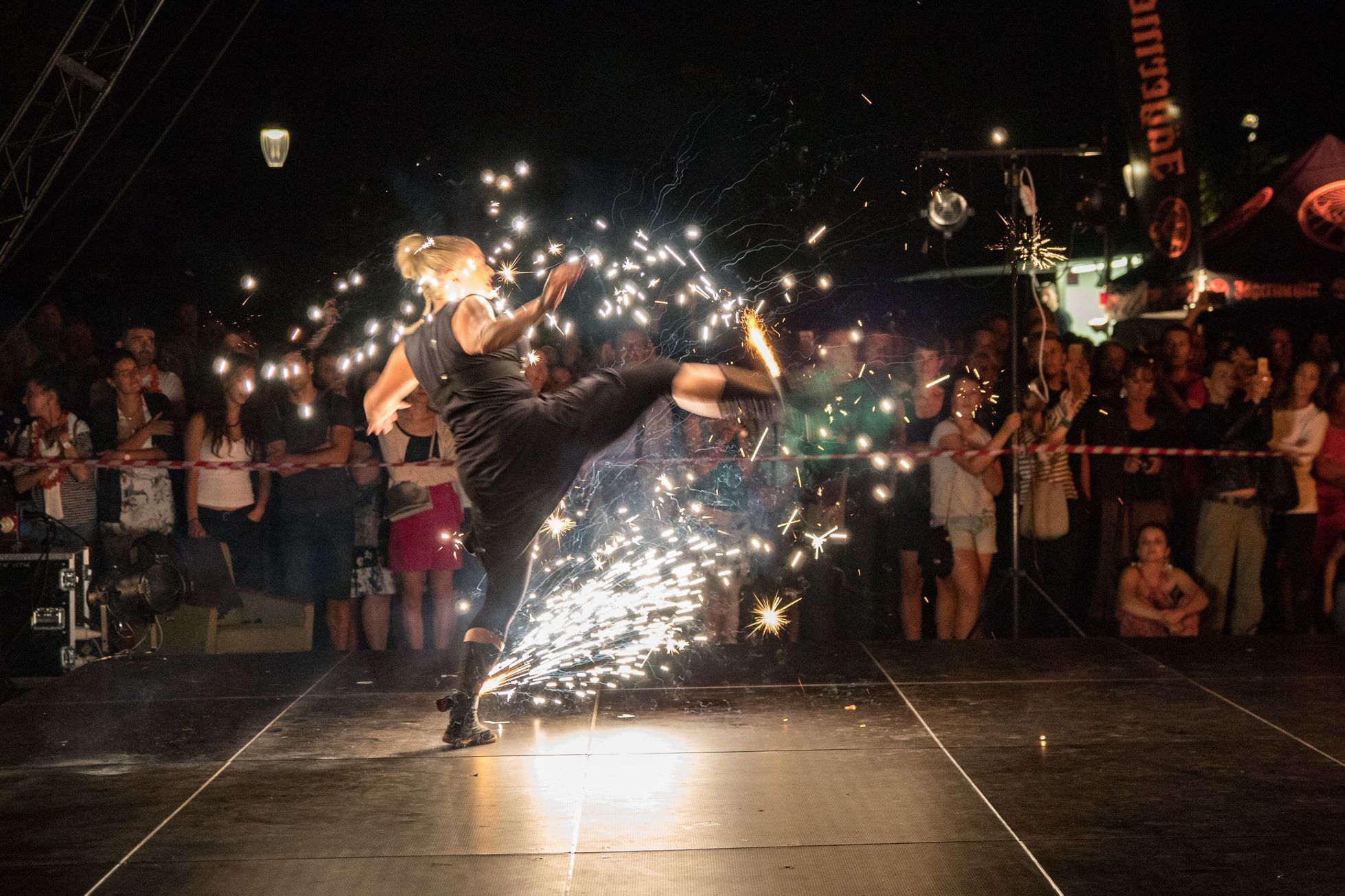 Začal festival Letní letná. Podívejte se na představení akrobatů nového cirkusu pod širým nebem