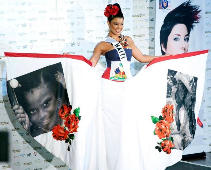 Finalistky Miss Universe v národních kostýmech - Miss Haiti