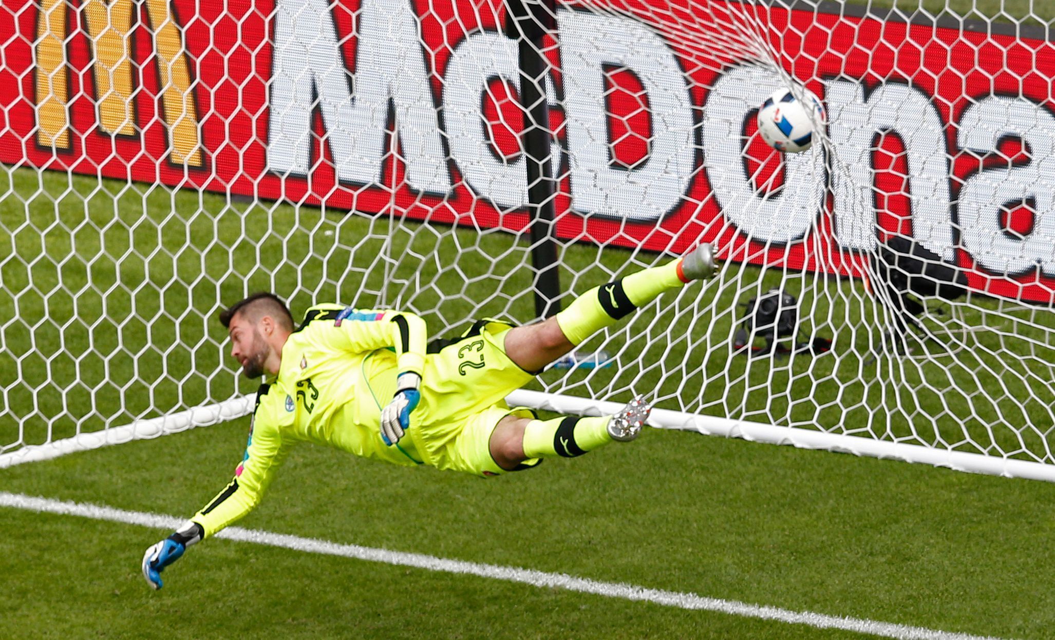 Euro 2016, Slovensko-Wales: Matúš Kozáčik inkasuje gól na 0:1