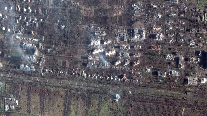 Předtím a potom v nejhorším místě války. Satelity odhalily zkázu Bachmutu; Zdroj foto: Reuters