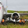 Boeing se po přistání rozlomil, lidé zázračně přežili