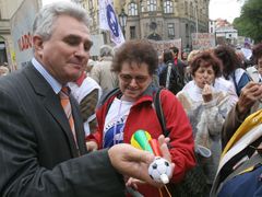Protest zastřešil předseda Českomoravské konfederace odborových svazů (ČMKOS) Milan Štěch. Na snímku s žertovnou píšťalkou.