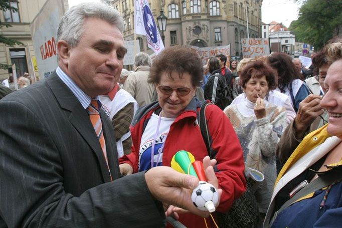 Protest zastřešil předseda Českomoravské konfederace odborových svazů (ČMKOS) Milan Štěch. Na snímku s žertovnou píšťalkou.