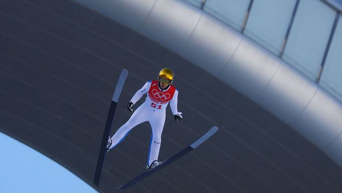 Filip Sakala v kvalifikaci středního můstku na olympiádě v Pekingu 2022