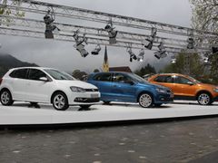 Volkswagen Polo má i řadu dalších verzí, které se ovšem do ČR oficiálně nedovážejí. Modrý exemplář je Polo GT, oranžový CrossPolo