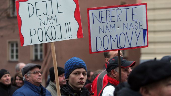 Demonstrace občanů Horního Jiřetína proti prolomení limitů.