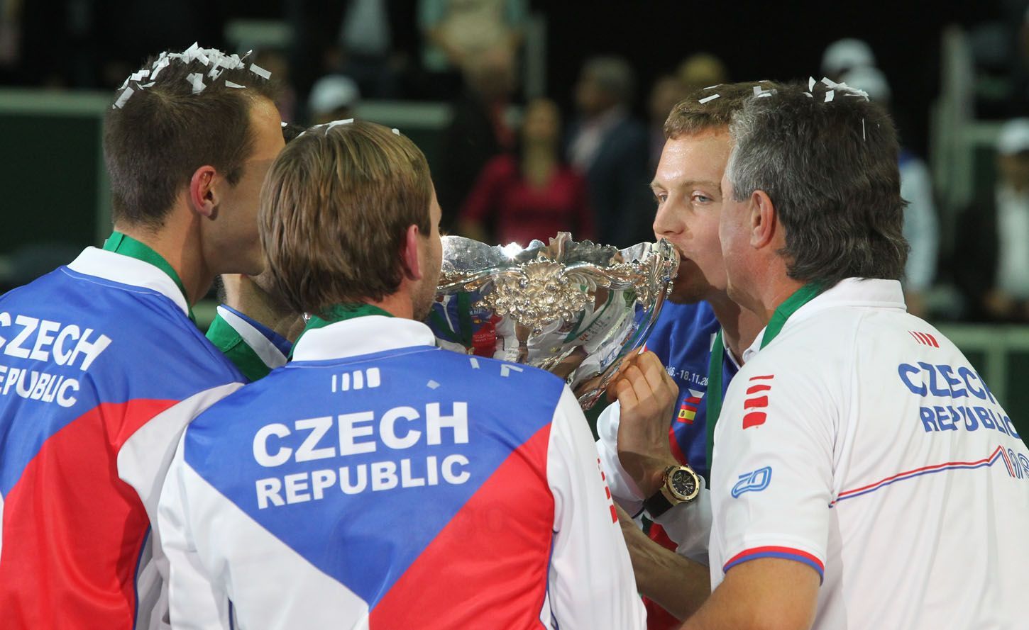 Čeští tenisté se radují z vítězství ve finále Davis Cupu 2012 proti Španělsku.