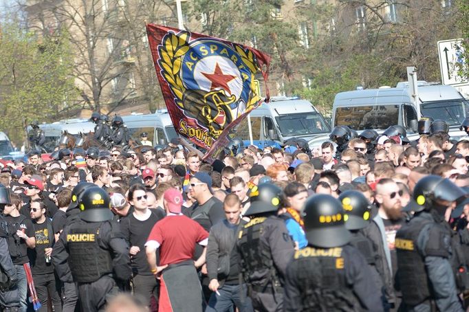 Pochod fanoušků Sparty před fotbalovým derby Slavia vs. Sparta