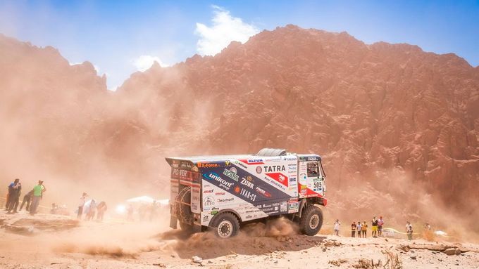 Pravý Dakar 38. ročníku začal osmou etapou a nastavené tempo organizátoři udrželi i včera.