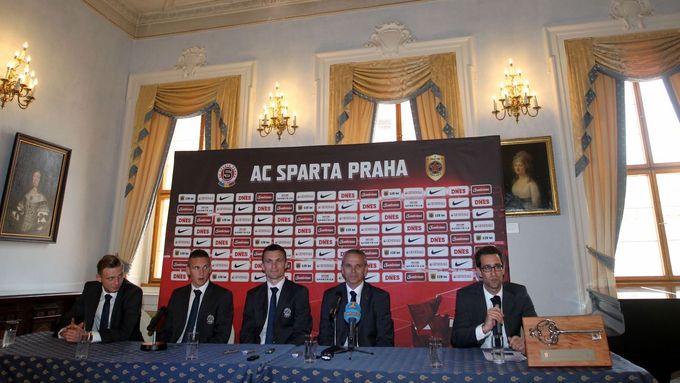 Podívejte se obrazem na tiskovou konferenci fotbalové Sparty před derby se Slavií, která probíhala na Pražském hradě