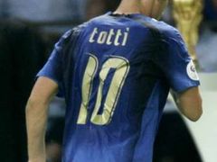 Italský útočník Francesco Totti opouští trávník poté, co byl vystřídán.