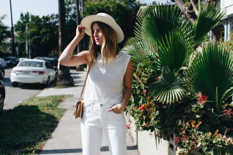 13 způsobů, jak nosit obyčejné bílé triko (a vypadat pokaždé jinak)