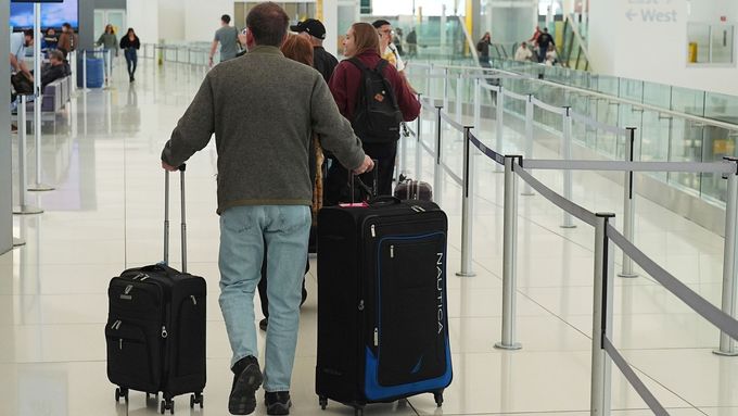 Cestující se podle stanice ABC News kvůli nedostatku personálu v řadách letových dispečerů potýkají s velkými zpožděními letů po celých USA; sobotní snímek je z Denveru.