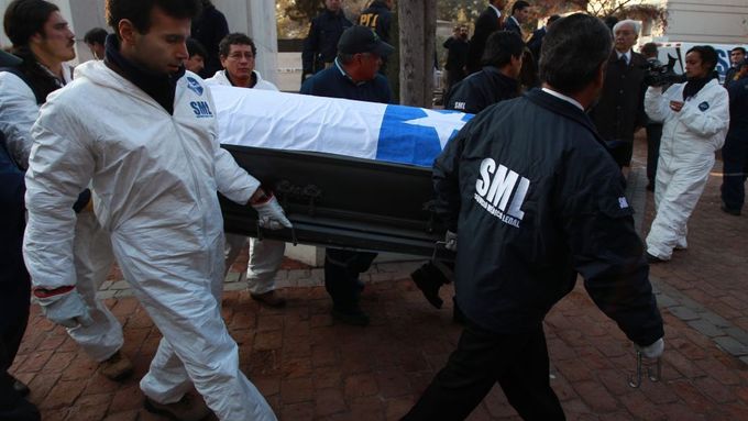 Rakev s Allendovými ostatky je odnášena z Ústředního hřbitova v Santiagu.