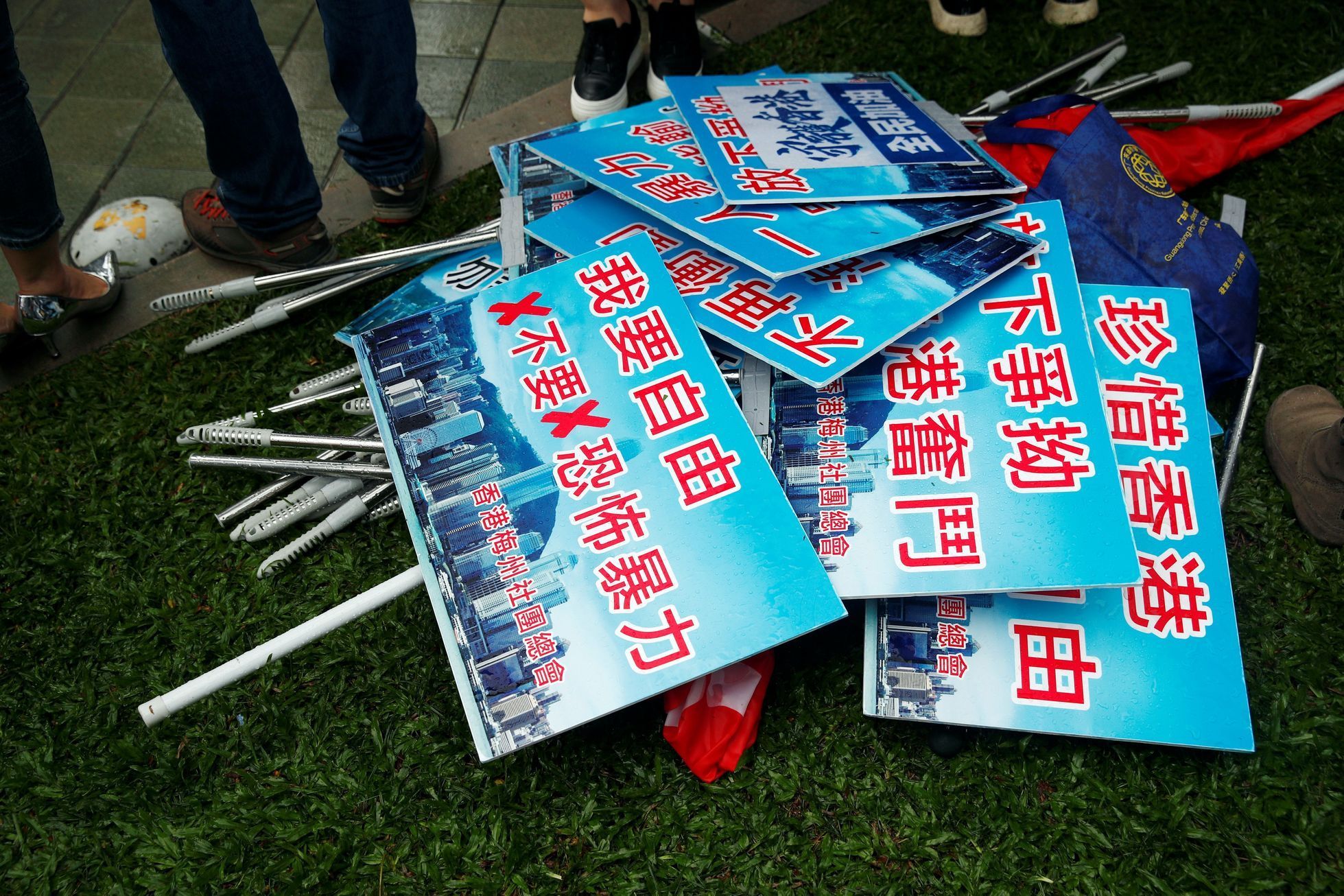 Stoupenci hongkongské vlády volají po ukončení násilí