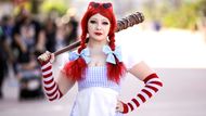 Melissa Ann ze San Diega se stylově prezentuje při slavnostním zahájení legendární Preview Night na Comic-Con International 2025 v San Diegu, kde letos proběhly světové premiéry filmů, originální cosplaye i nečekaná setkání s tvůrci popkultury. (Comic-Con se koná každoročně už od roku 1970 a je největší akcí svého druhu v USA.)
