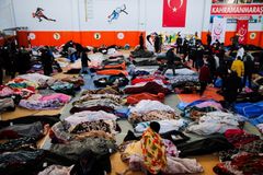 Lidé v Turecku hledají bydlení ve stanech nebo hotelech. Otřesy zničily tisíce budov