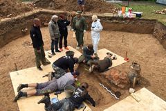 Archeologové našli údajný hrob Napoleonova generála. Skrýval se pod tanečním parketem