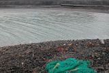 Odpa, který moře pravidelně vyplavuje na břeh. Podle místních obyvatel jde mnohdy o odpad, který připluje s proudem a nepochází tedy přímo ze špicberk