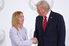 Trump lichotil Meloniové, urazil Starmera a dal si "páku" s Macronem
