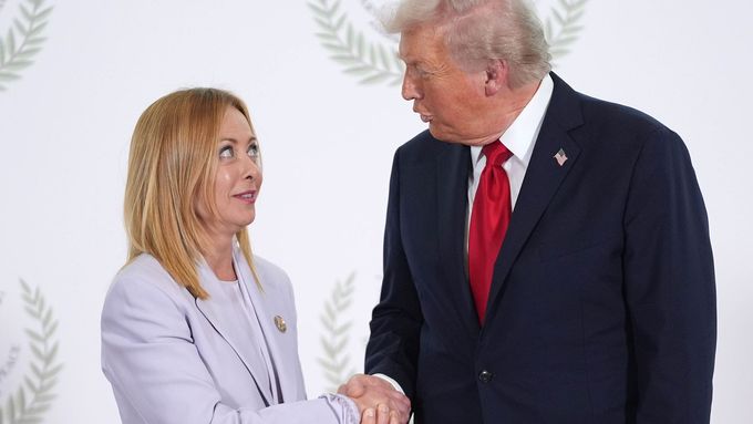 Trump neskrývaně flirtuje s Meloni. Ta k němu vzhlížela skoro zamilovaně.