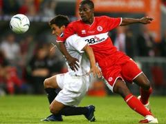 George Boateng z Middlesbrough (vpravo) v souboji se Saviolou ze Sevilly.