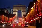 Paříž poslední týdny zažívá místo pokojné předvánoční atmosféry spíše turbulentní demonstrace. Takhle vypadá osvětlená slavná ulice Champs-Élysées bez demonstrantů.