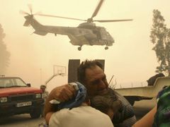 Vrtulník zachraňuje lidi z postižené obce Frixa.