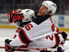 Center New Jersey Devils Patrik Elias se objímá se spoluhráčem Scottem Gomezem poté co skóroval proti New Yorku Rangers.