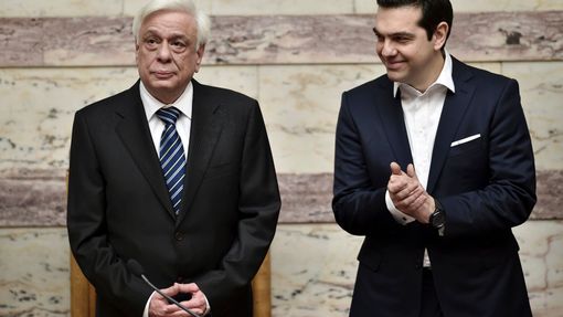 Nový řecký prezident Prokopis Pavlopulos a řecký premiér Alexis Tsipras.