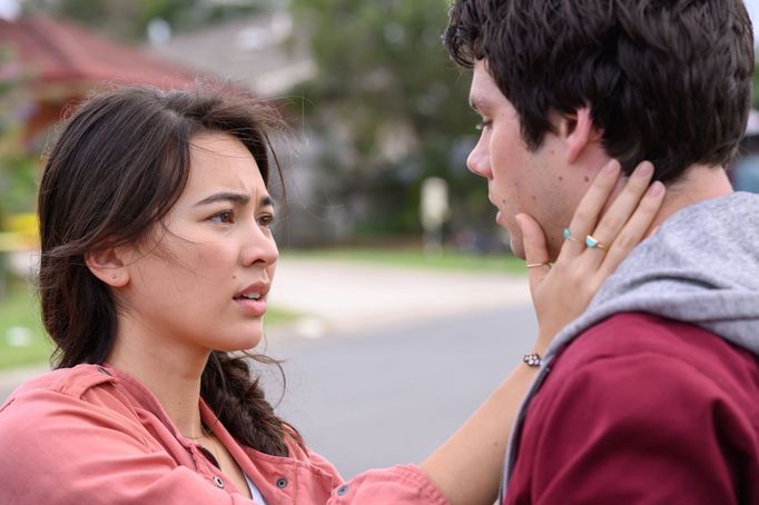 Jessica Henwicková jako Aimee a Dylan O'Brien v roli Joela.