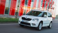 Škoda Yeti se dá pořídit od 399 900 korun. Tolik zaplatíte za akční a slušně vybavenou verzi Trumf, základní benzinový turbomotor 1.2 TSI a samozřejmě pohon pouze předních kol. Za tuto cenu nepočítejte s příliš terénní vizáží, rodinné SUV vypadá podobně jako to na obrázku.