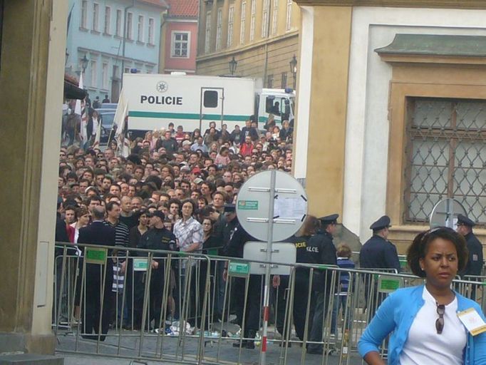 Tisíce lidí se na Hradčanské náměstí na Obamův projev nakonec nedostaly