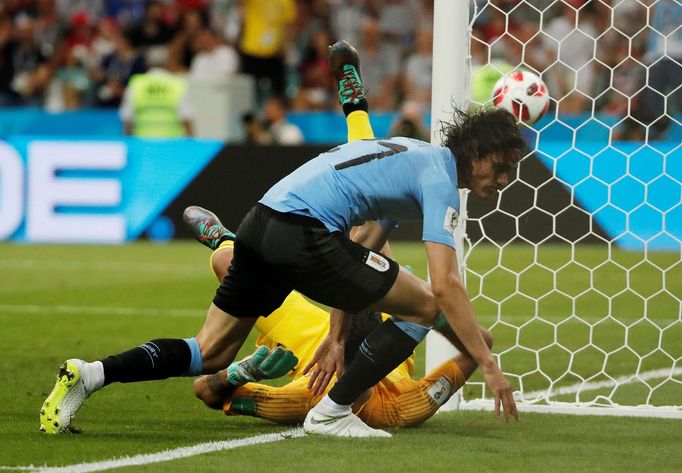 Edinson Cavani střílí první gól Uruguaye.