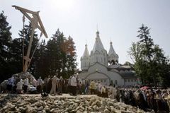 Rusko vztyčilo obří kříž v místě stalinských masakrů