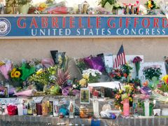 Smutek za oběti atentátu v Tusconu.