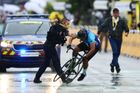 Divák vjel před sprintující jezdce Tour de France. Schytal úder, jemuž tleská svět